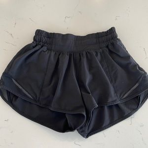 Lululemon hottie hot LR short 2.5” lined black